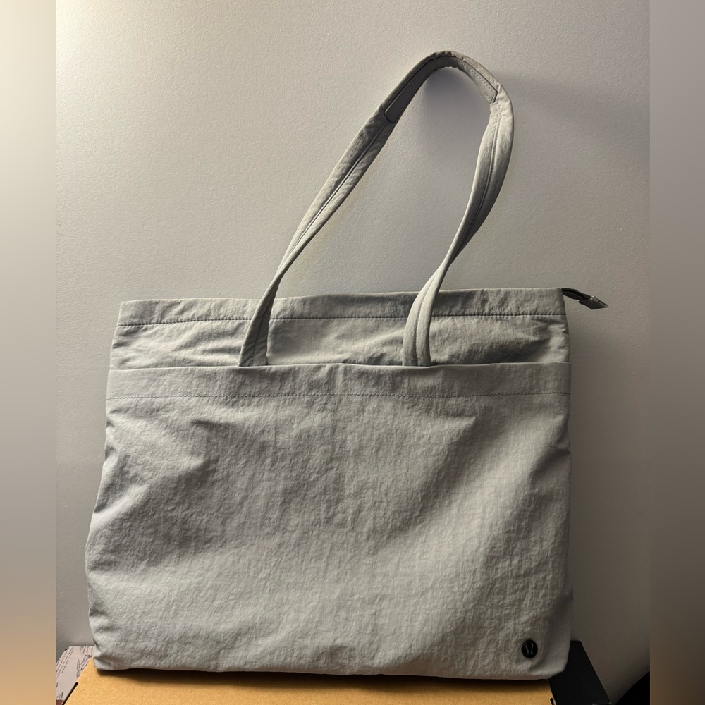 Lululemon Multi-pocket tote